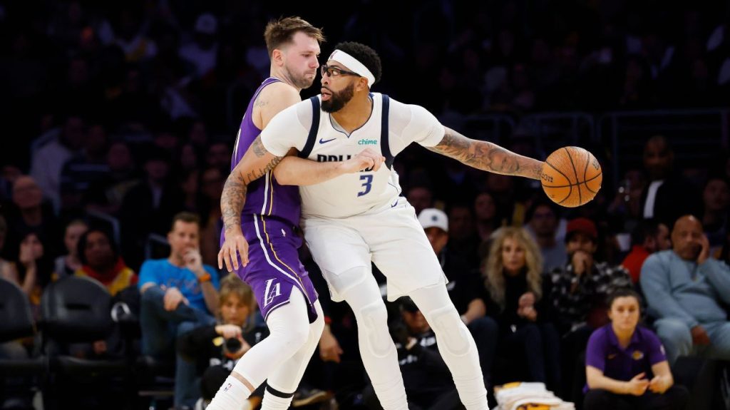 Mavs' Davis outshined by Doncic, Reaves in return to L.A.