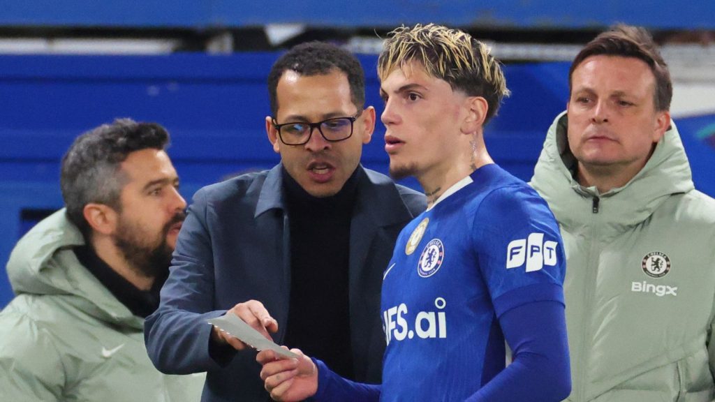 Liam Rosenior passes a note to Alejandro Garnacho late on when Chelsea are down to 10-men against PSG